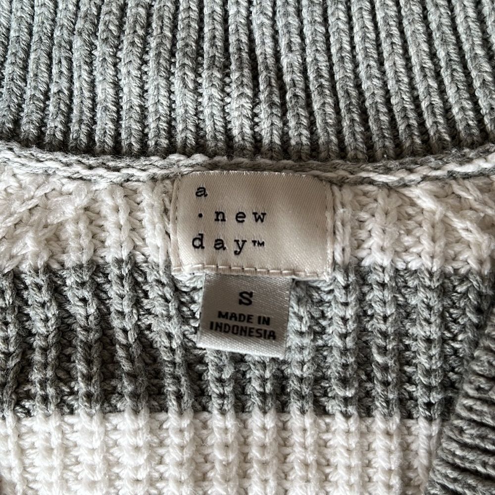 A New Day Grey and White Striped V-Neck Knit Sweater Size Small - Picture 5 of 7